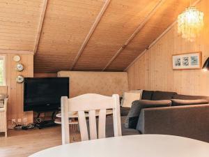 TV a/nebo společenská místnost v ubytování 6 person holiday home in Slagelse