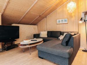 TV a/nebo společenská místnost v ubytování 6 person holiday home in Slagelse