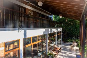 un patio al aire libre con terraza y un edificio en HOTEL BOUTIQUE EL RANCHO OLIVO, en Villamontes