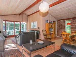 Posezení v ubytování 6 person holiday home in Ørsted-By Traum