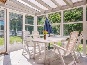 Zahrada ubytování 6 person holiday home in Ørsted-By Traum