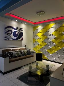 ein Wohnzimmer mit Sofa und Tisch in der Unterkunft casa 3 quartos1suíte com frigobar smart tv netflix ar-condicionado in Campina Grande