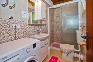 Ένα μπάνιο στο Apartment Kati +27 φωτογραφίες