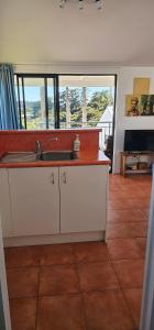 Dapur atau dapur kecil di Character Seaview Chalet 17 by Palm Beach Chalets
