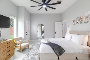a bedroom with a bed and a ceiling fan at 10 Mins from NRG 3BR 3BA in Houston