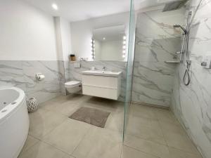 ein Badezimmer mit Dusche, Waschbecken und Toilette in der Unterkunft Haus Nordseebrandung FeWo 3 in Cuxhaven