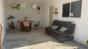 a living room with a couch and a table at Casa Alebrijes Valladolid in Valladolid