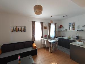 Kuchyň nebo kuchyňský kout v ubytování Gold Apartman