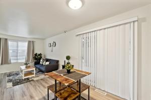 a living room with a table and a couch at Central Bellevue Guesthouse in Bellevue