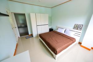 um quarto com uma cama grande num quarto em PN Home Service @ Suvarnabhumi Airport em Lat Krabang