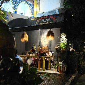 Aed väljaspool majutusasutust Jungle Inn Bukit lawang