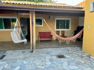 un patio con amaca su una casa di Casa de Férias para sua Família e seu Pet! a Itatiaia