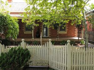 una staccionata bianca di fronte a una casa di Heritage Chic in Central Albury ad Albury 1 altra foto