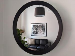 uno specchio su un muro con un divano in una stanza di Heritage Chic in Central Albury ad Albury