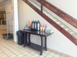 Příslušenství pro přípravu čaje a kávy v ubytování Quality Inn & Suites Fort Collins