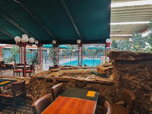 Bazén v ubytování Quality Inn & Suites Fort Collins nebo v jeho okolí