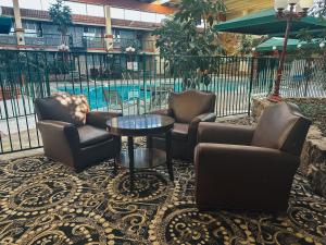 Bazén v ubytování Quality Inn & Suites Fort Collins nebo v jeho okolí