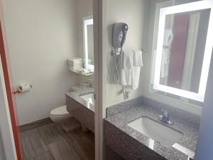 Koupelna v ubytování Quality Inn & Suites Fort Collins