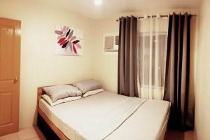 ダバオシティにあるCondo in Davaoの窓のある部屋にある小さなベッド +33枚の写真
