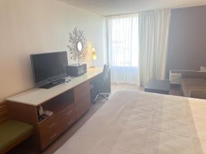 TV a/nebo společenská místnost v ubytování Quality Inn & Suites Fort Collins