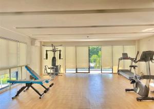 ダバオシティにあるCondo in Davaoの部屋にトレッドミルやマシンが数台あるジム