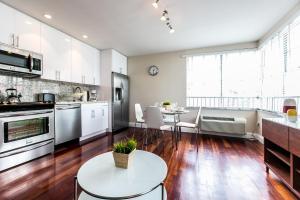 Hudson Apartments tesisinde mutfak veya mini mutfak