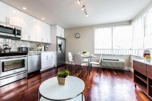 Η κουζίνα ή μικρή κουζίνα στο Hudson Apartments