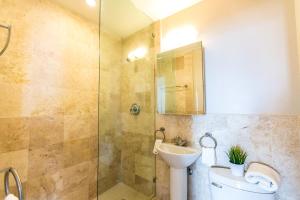 Ένα μπάνιο στο Hudson Apartments +16 φωτογραφίες