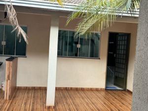a front porch of a house with a door at casa próximo ao shopping catuai, eventos vivaro e uem,lebloc in Maringá