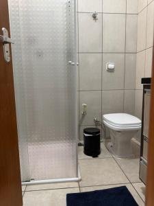 a bathroom with a shower and a toilet at casa próximo ao shopping catuai, eventos vivaro e uem,lebloc in Maringá +16 photos