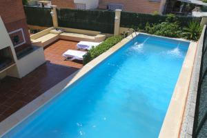 サロウにあるVilla Cococha Planetcostadoradaの裏庭の青い大型スイミングプール