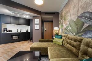 ein Wohnzimmer mit Sofa und Tisch in der Unterkunft Apartament Art w hotelu Seaside in Kołobrzeg