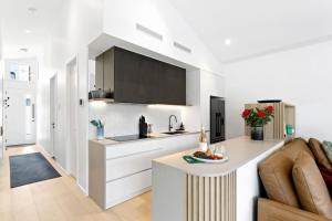 Mod House Ocean Grove- Walk to the shops, cafes, beach and park! Brand new luxury apartment in gated complex的厨房或小厨房