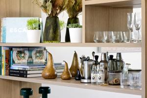 Mod House Ocean Grove- Walk to the shops, cafes, beach and park! Brand new luxury apartment in gated complex的厨房或小厨房