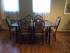 una mesa de comedor y sillas en una habitación en Laura's Lodge, en Saskatoon