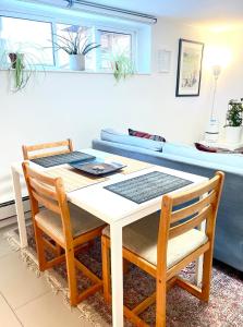 Χώρος καθιστικού στο Excellent Private Suite in Bloor West Village +15 φωτογραφίες