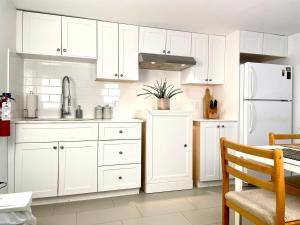 Η κουζίνα ή μικρή κουζίνα στο Excellent Private Suite in Bloor West Village