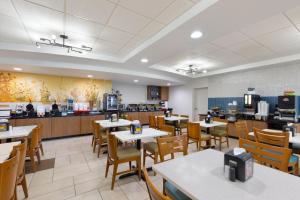 un ristorante con tavoli e sedie e una caffetteria di The Walden, Trademark Collection By Wyndham a Pigeon Forge