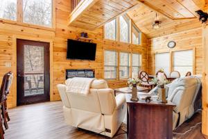 Μια τηλεόραση ή/και κέντρο ψυχαγωγίας στο 8 Mi to Dollywood Cabin with Hot Tub and Decks!