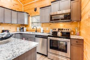 Η κουζίνα ή μικρή κουζίνα στο 8 Mi to Dollywood Cabin with Hot Tub and Decks!