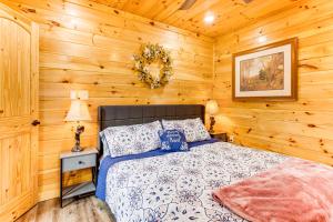 Ένα ή περισσότερα κρεβάτια σε δωμάτιο στο 8 Mi to Dollywood Cabin with Hot Tub and Decks!