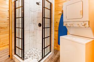 Ένα μπάνιο στο 8 Mi to Dollywood Cabin with Hot Tub and Decks! +18 φωτογραφίες