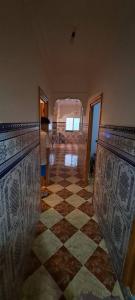 ein Zimmer mit einem karierten Boden in einem Haus in der Unterkunft Blue Wave Apartment in Temara