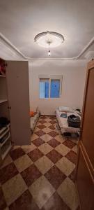 Zimmer mit 2 Betten und einem Fenster in der Unterkunft Blue Wave Apartment in Temara