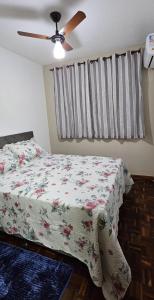 a bedroom with a bed and a ceiling fan at Apartamento para temporada 2 quartos coqueiral de itaparica in Vila Velha