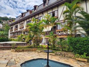 アララス・ペトロポリスにあるCobertura em Itaipavaの噴水のあるホテル