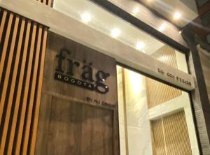 una vetrina con il logo incosa di Frag a Bogotá