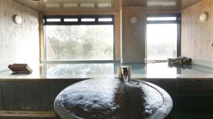 御殿场市Gotemba Kogen Tokinosumika的浴室在两扇窗户前设有大型椭圆形水槽