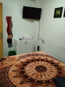 Un dormitorio con una cama con un reloj en la pared. en Alojamiento Sheril Zaidín 1, en Granada
