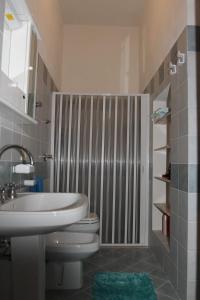 een badkamer met een wastafel, een toilet en een douche bij Casale Stagnone in Marsala